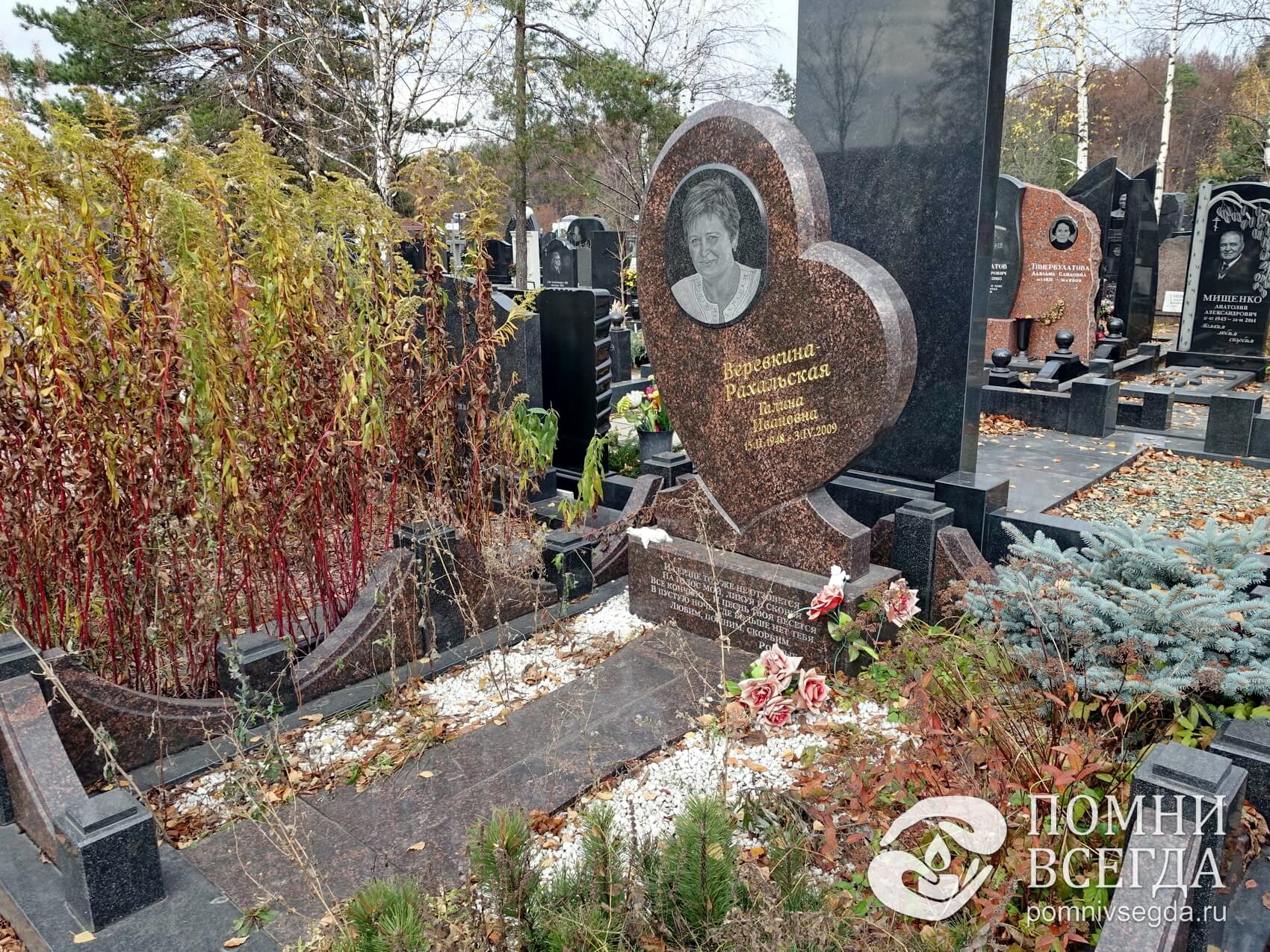 Памятник в форме сердца и портрет покойной на овальной вставке